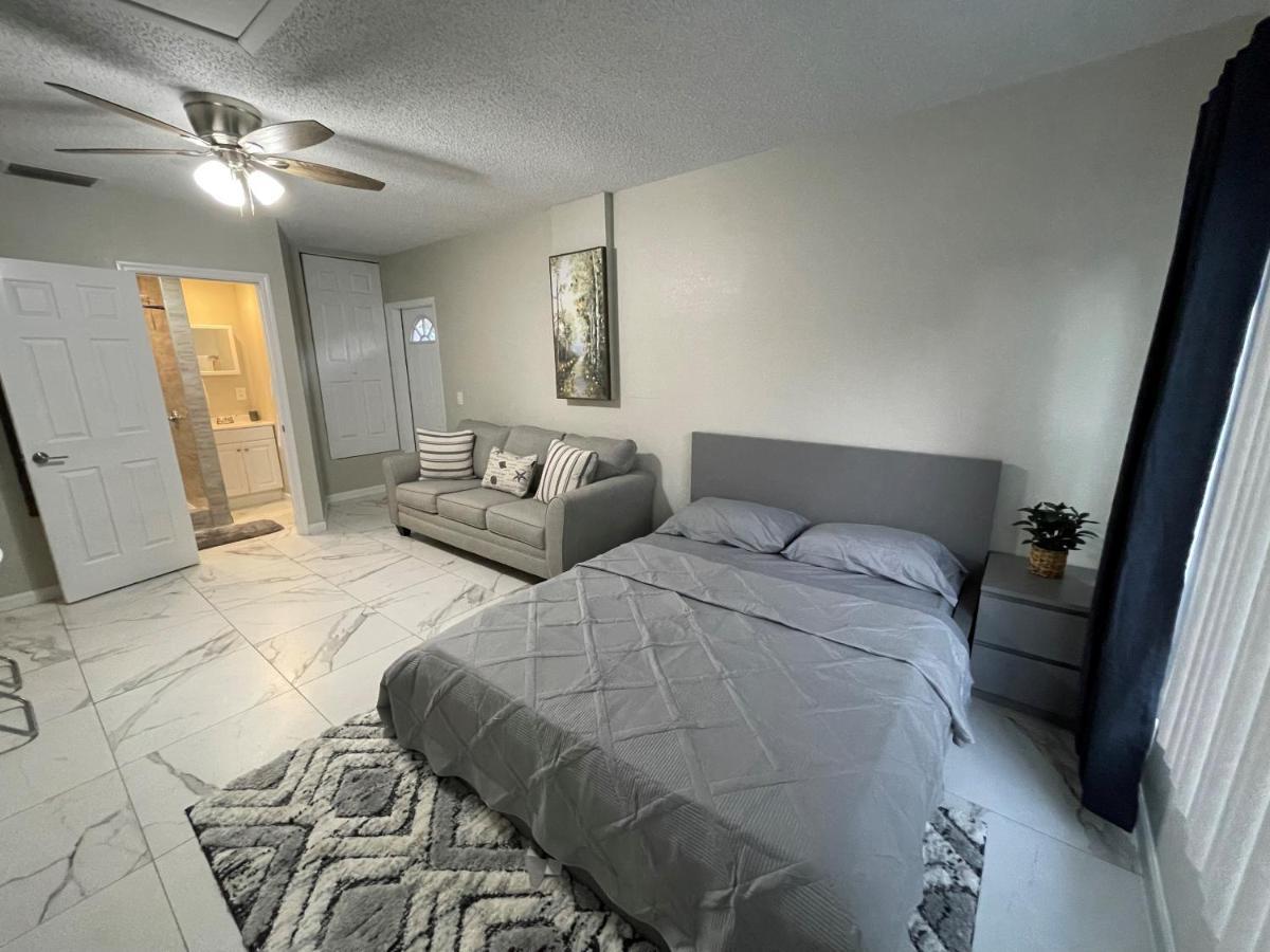 Adorable In Tampa. Holiday home *
